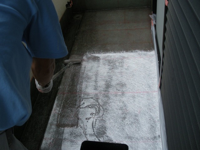 ガラスマット施工中の様子